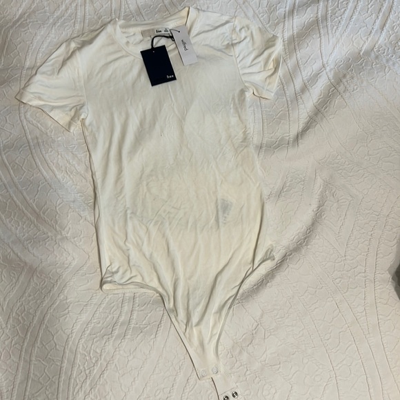 Brand New Aritzia T-shirt body suit. Size XS - Picture 1 of 2
